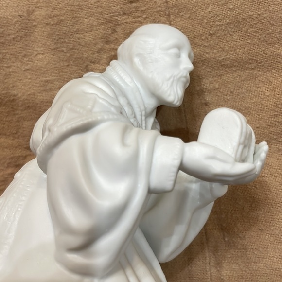 Avon Nativity Collectibles The Magi  Porcelain Figurine. Excellent Condition. - Picture 4 of 13